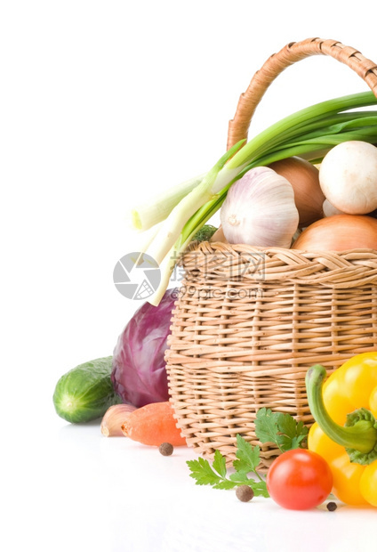 健康蔬菜食品和白底隔离的篮子图片