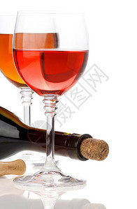 在白色背景上隔绝的杯子和瓶中葡萄酒图片