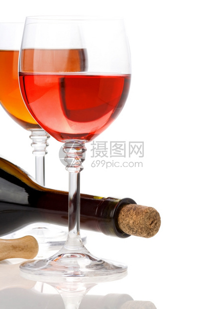 在白色背景上隔绝的杯子和瓶中葡萄酒图片