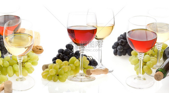 白底绝缘的玻璃和水果中葡萄酒图片