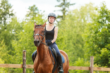 女骑师马培训体育活动跃的女骑师马培训术比赛和活动图片