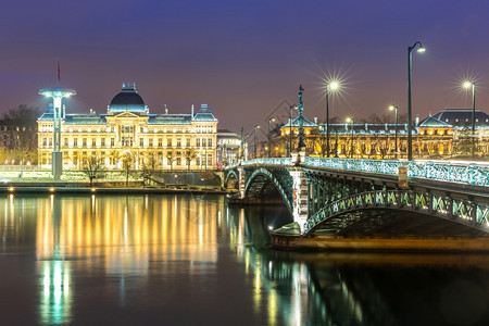 里昂大学沿罗河桥晚上图片