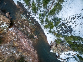 科罗拉多州北柯林斯堡以西大小岛的CachelaPoudre河空中望角冬季风景和一条快速河流图片