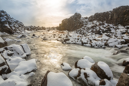 冰岛平韦利尔河谷公园冬季瀑布图片
