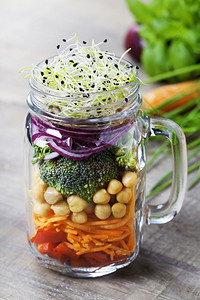 健康自制梅森贾萨拉德与奇克比和蔬菜健康食物饮脱毒清洁饮食或蔬菜概念图片