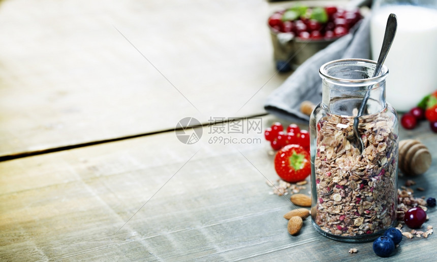 配有燕麦和浆果的酸奶健康早餐概念图片