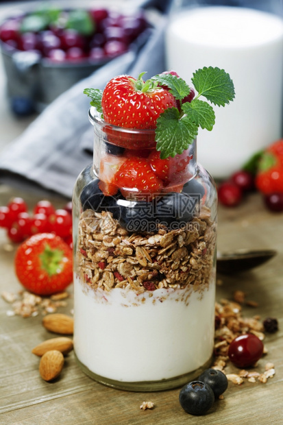 配有燕麦和浆果的酸奶健康早餐概念图片