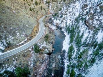科罗拉多州北部堡柯林斯以西大狭小处CachelaPoudre河的空中观察冬季风景和科罗拉多高速公路14图片