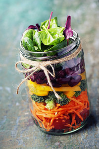 健康自制的MasonJarSalad与豆类和蔬菜健康食物饮脱毒清洁饮食或蔬菜概念图片