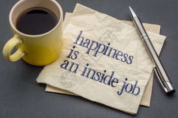幸福是一份内在的工作餐巾纸上写着鼓舞人心的笔迹图片