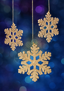圣诞雪花装饰品在假日灯光背景上图片
