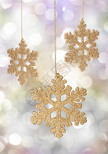 圣诞雪花装饰品在假日灯光背景上图片