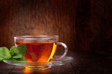一杯茶和木本底的薄荷茶图片
