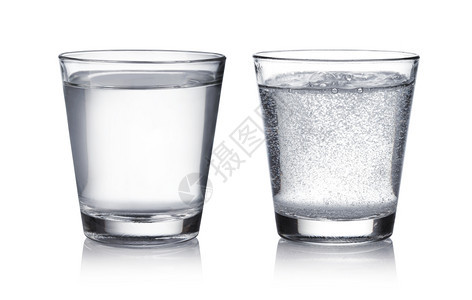 白底玻璃杯水图片