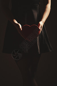 身穿黑裙子的感女和内裤拿着红心盒的手持礼物工作室拍到图片