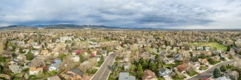 科罗拉多北部州柯林斯堡的空中全景住宅楼背景有落基山脚丘初春风景图片