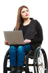 使用笔记本电脑网络坐在轮椅上图片