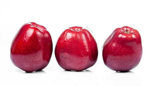 白色的红苹果背景的红苹果图片