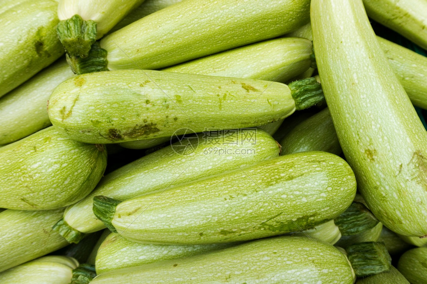 zucchini在市场上新鲜绿色的zucchini