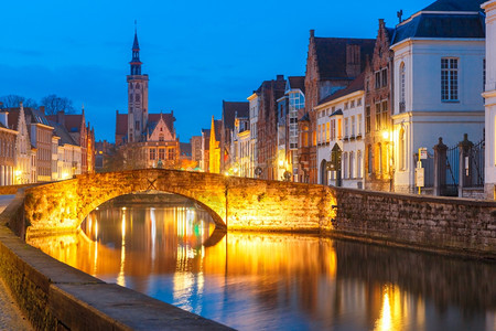 在比利时布鲁日看到SpiegelreiCanalSpiegel桥梁和教堂的景象夜间城市风景图片