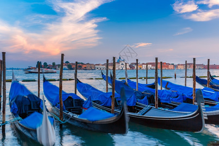 Gondolas位于意大利威尼斯环礁湖Italia晚上在圣马克广场停泊图片