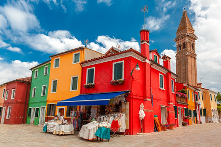 意大利威尼斯著名的布拉诺岛多彩房屋和教堂图片