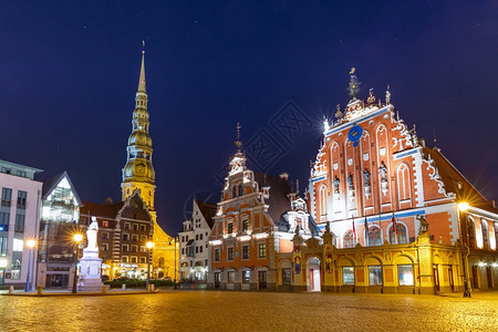 夜间在拉脱维亚里加老城与黑头人之家和圣彼得教堂的市政厅广场图片