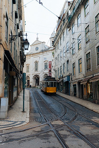 葡萄牙里斯本市中心的Vintage电车图片