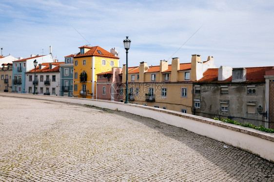欧洲老街和有色房屋葡萄牙里斯本图片