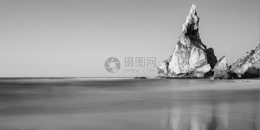葡萄牙Ursa海滩大西洋沿岸的岩石海线黑白照片图片