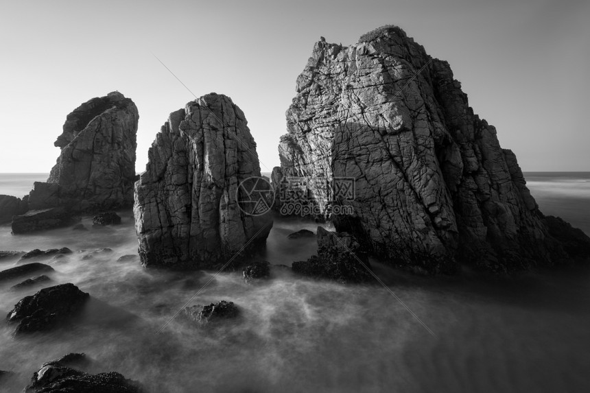 葡萄牙Ursa海滩大西洋沿岸的岩石海线黑白照片图片