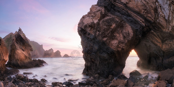 在葡萄牙Ursa海滩大西洋Ursa海滩岩石状岸线的黄昏图片