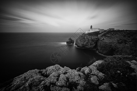 葡萄牙阿尔加夫圣文森特角萨格雷斯灯塔的黑白图像图片