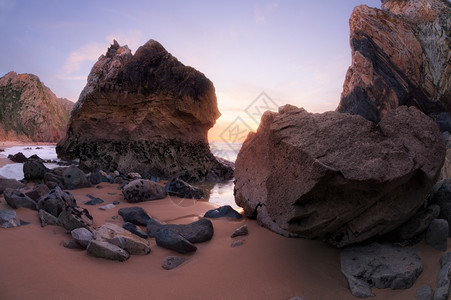 在葡萄牙Ursa海滩大西洋Ursa海滩岩石状岸线的黄昏图片