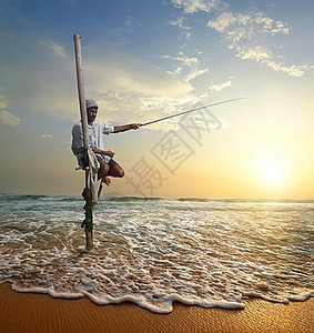 斯里兰卡印度洋海滩上的当地渔民图片