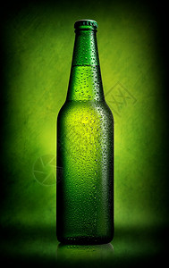 以绿色背景为瓶装啤酒中美味高清图片