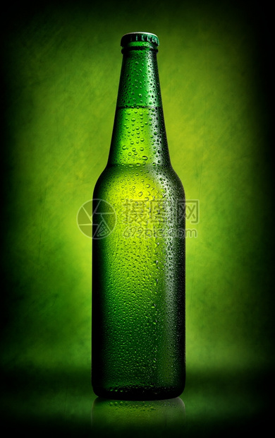 以绿色背景为瓶装啤酒中美味图片