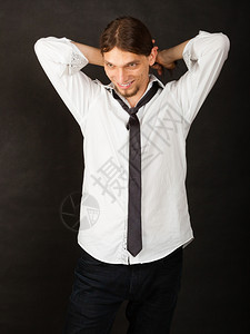 男人穿着衬衫和领带男时尚观念人穿衬衫和领带年轻长发男穿着深色背景背景图片
