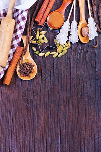 木制桌上烘烤的调味料图片