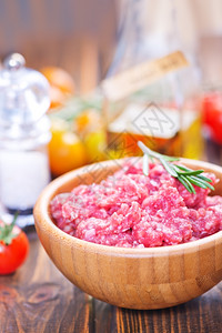 肉末饭碗和桌上的鲜肉背景