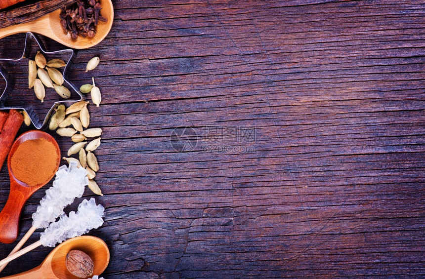 木制桌上烘烤的调味料图片