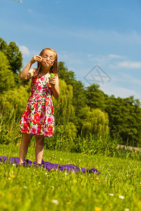 小女孩吹肥皂泡在户外小孩公园玩得开心快乐和无忧虑的童年图片
