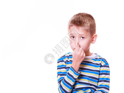 小男孩用手指的嗅觉遮住鼻子图片