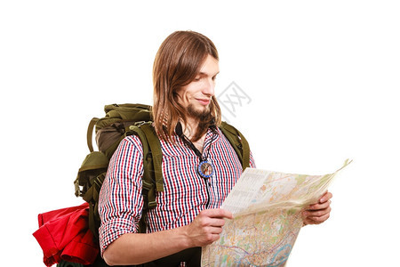 游客背包员阅读暑假旅行游背包员在途中阅读年轻人远足者寻找方向指南男背包白种景孤立图片