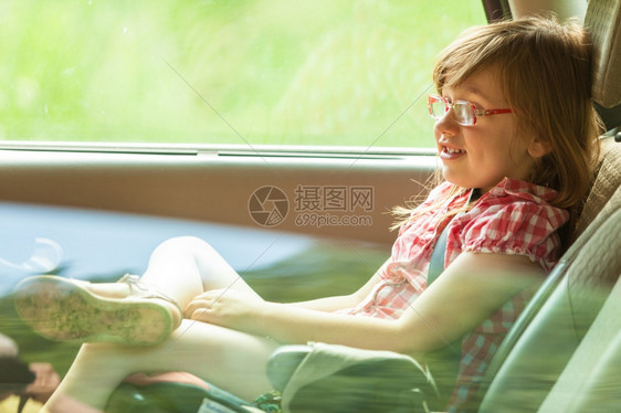 孩子在车里假期旅行带安全戴眼镜的小女孩子坐在车里假期旅行暑安全图片