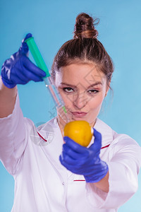 科学家医生注射苹果GM食品科学家医生注射苹果器妇女化学家持有转基因水果GM食品改制图片