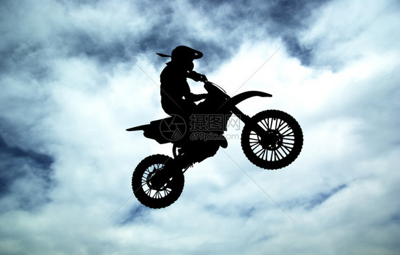 天空背景的摩托赛车手运动失明图片