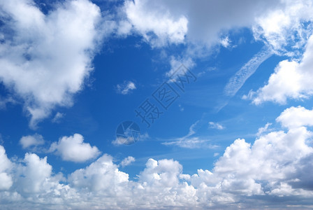 深蓝的天空和大云自然的构成图片