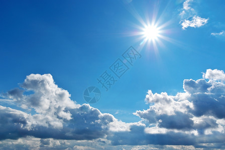 有云和太阳的深蓝天空大自然的构成图片