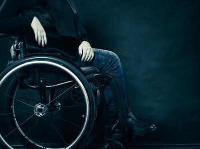坐在身体工作室轮椅部分的年轻残疾女孩被黑击中图片